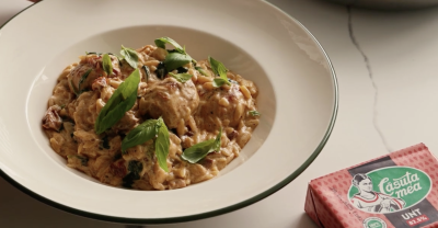 Chiftele de pui cu paste orzo în sos cremos